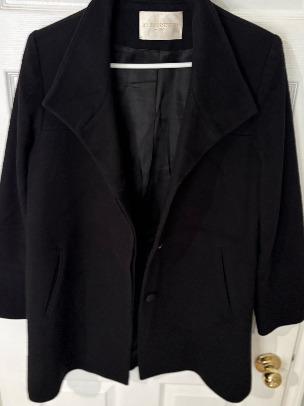 FLEURETTE
FLEURETTE Black Solid
Topcoat Coat Jacket Loro Piana
100% Wool Pockets